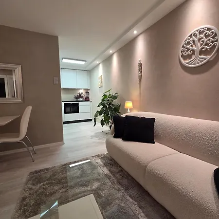 Apartment, Everything Close *